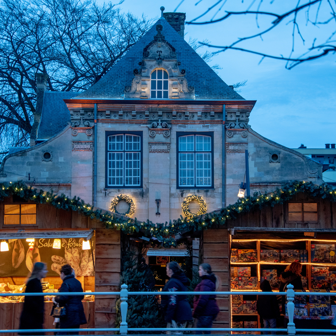 Kerststalletjes aan de overkant van de Geul met daarachter het Spaans Leenhof