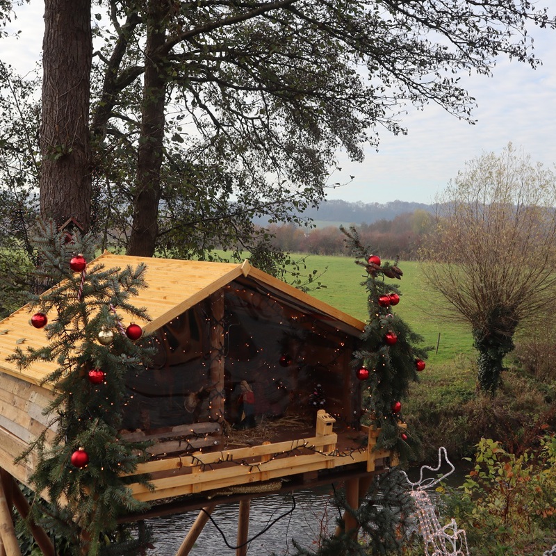 Grote houten kerststal in een Zuid-Limburgs landschap