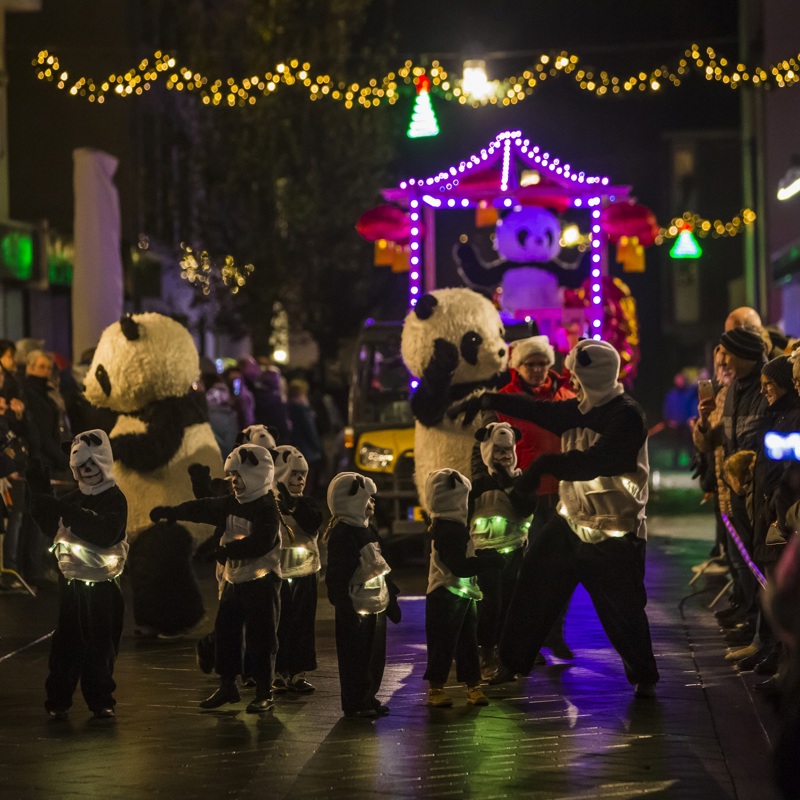 Pandaberen dansen door de straten tijdens Kerstparade Valkenburg