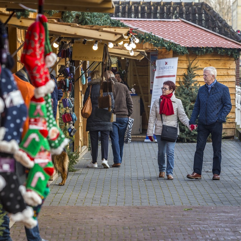 Mensen struinen langs kerstkraampjes op Santa's Village