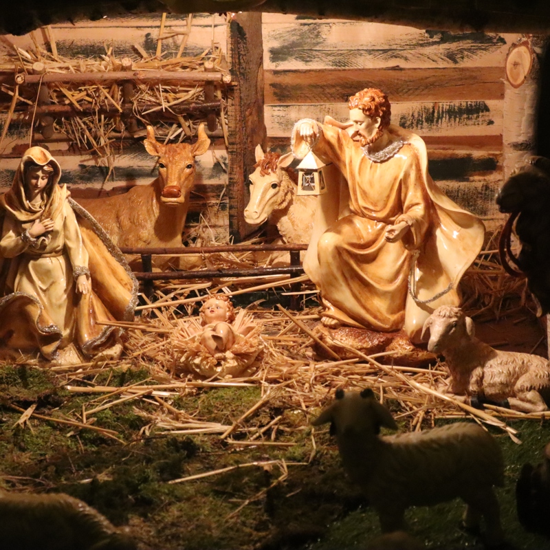 Kerststalletje met beeldjes van Jezus in een kribbe, Maria, Jozef en dieren