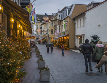 Mensen lopen door kerst versierde straten in Valkenburg