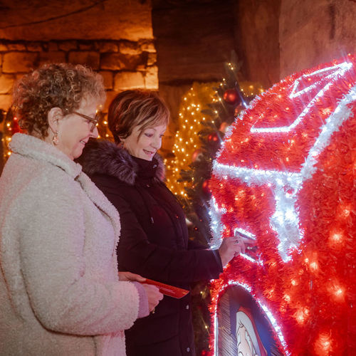 2 dames posten brief in brievenbus lichtornament